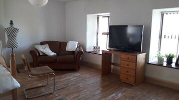 Szoba kétszemélyes ággyal | Íróasztal és vasaló/vasalódeszka