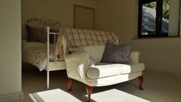 Szoba kétszemélyes ággyal (Rhiannon) | Íróasztal és vasaló/vasalódeszka