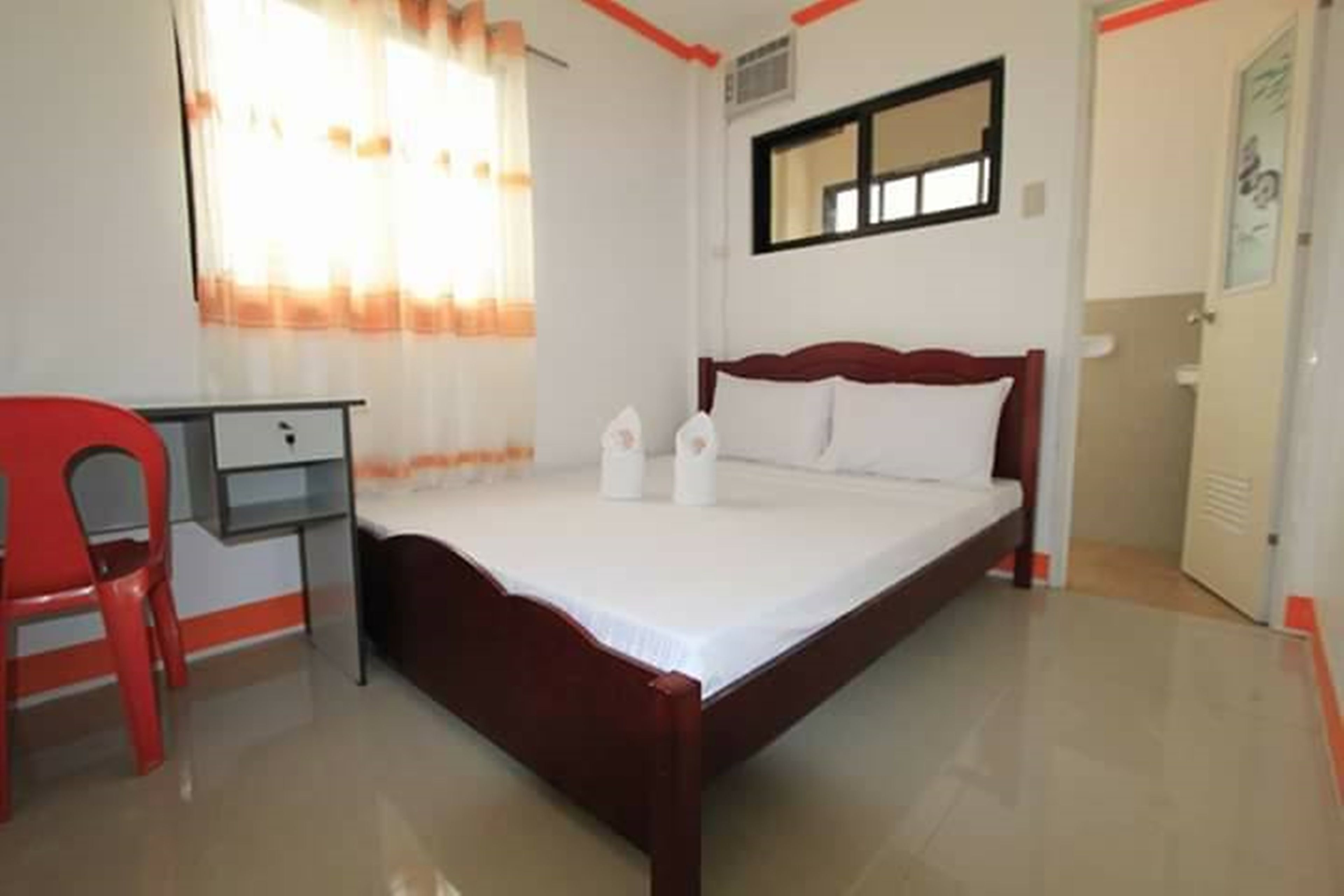 Quarto casal básico, 1 cama de casal, banheiro compartilhado | Escrivaninha, quartos à prova de som, camas extras/dobráveis (sobretaxa)