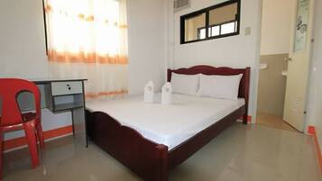 Quarto casal básico, 1 cama de casal, banheiro compartilhado | Escrivaninha, quartos à prova de som, camas extras/dobráveis (sobretaxa)