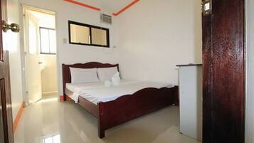 Basic Double Room, 1 Double Bed, Shared Bathroom | Desk, soundproofing, rollaway beds, bed sheets