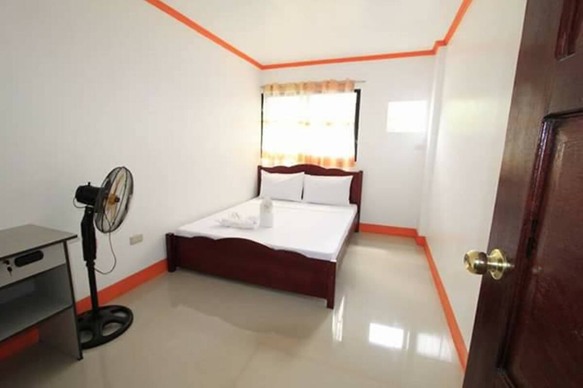 Basic Double Room, 1 Double Bed, Shared Bathroom | Desk, soundproofing, rollaway beds (surcharge), bed sheets