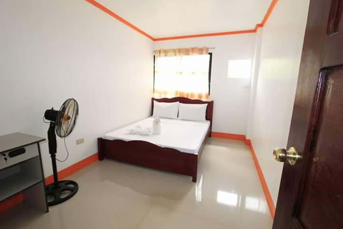 Basic Double Room, 1 Double Bed, Shared Bathroom | Desk, soundproofing, rollaway beds, bed sheets