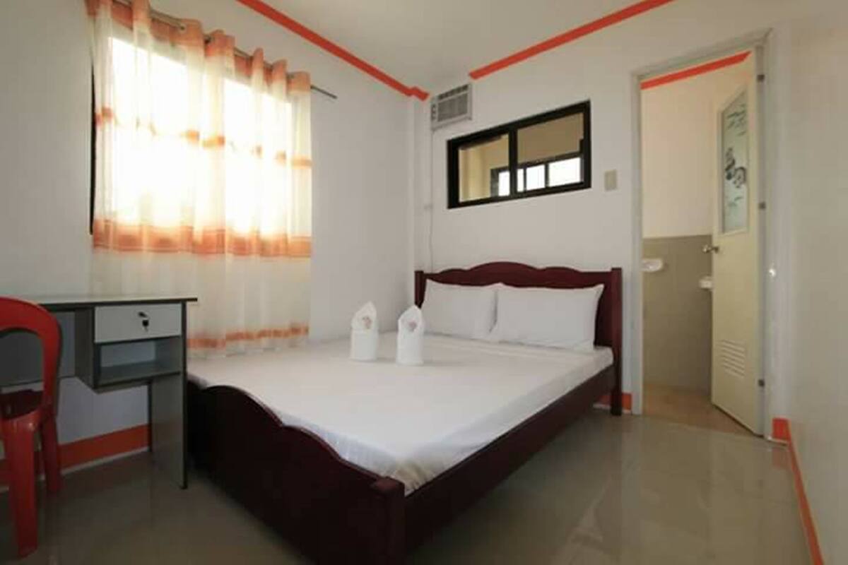 Basic Double Room, 1 Double Bed, Shared Bathroom | Desk, soundproofing, rollaway beds (surcharge), bed sheets