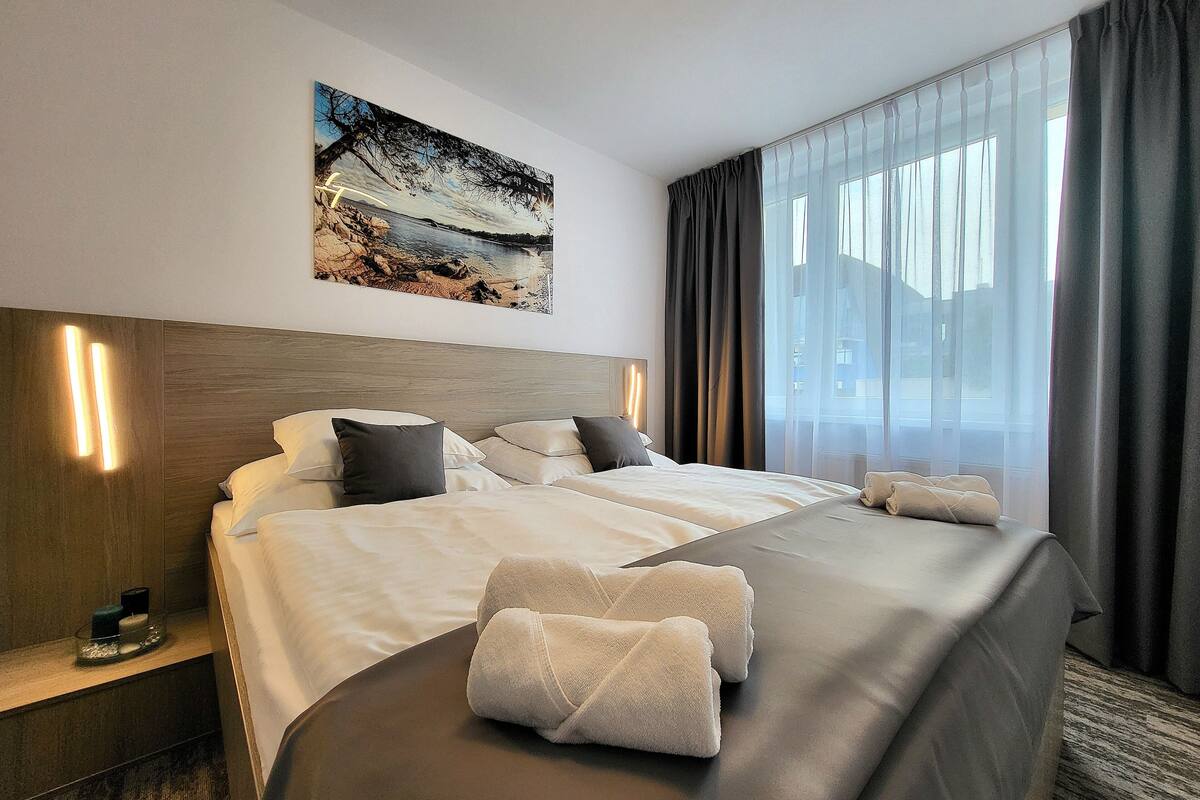 deluxe room | 1 bedroom, select comfort beds, in-room safe, desk