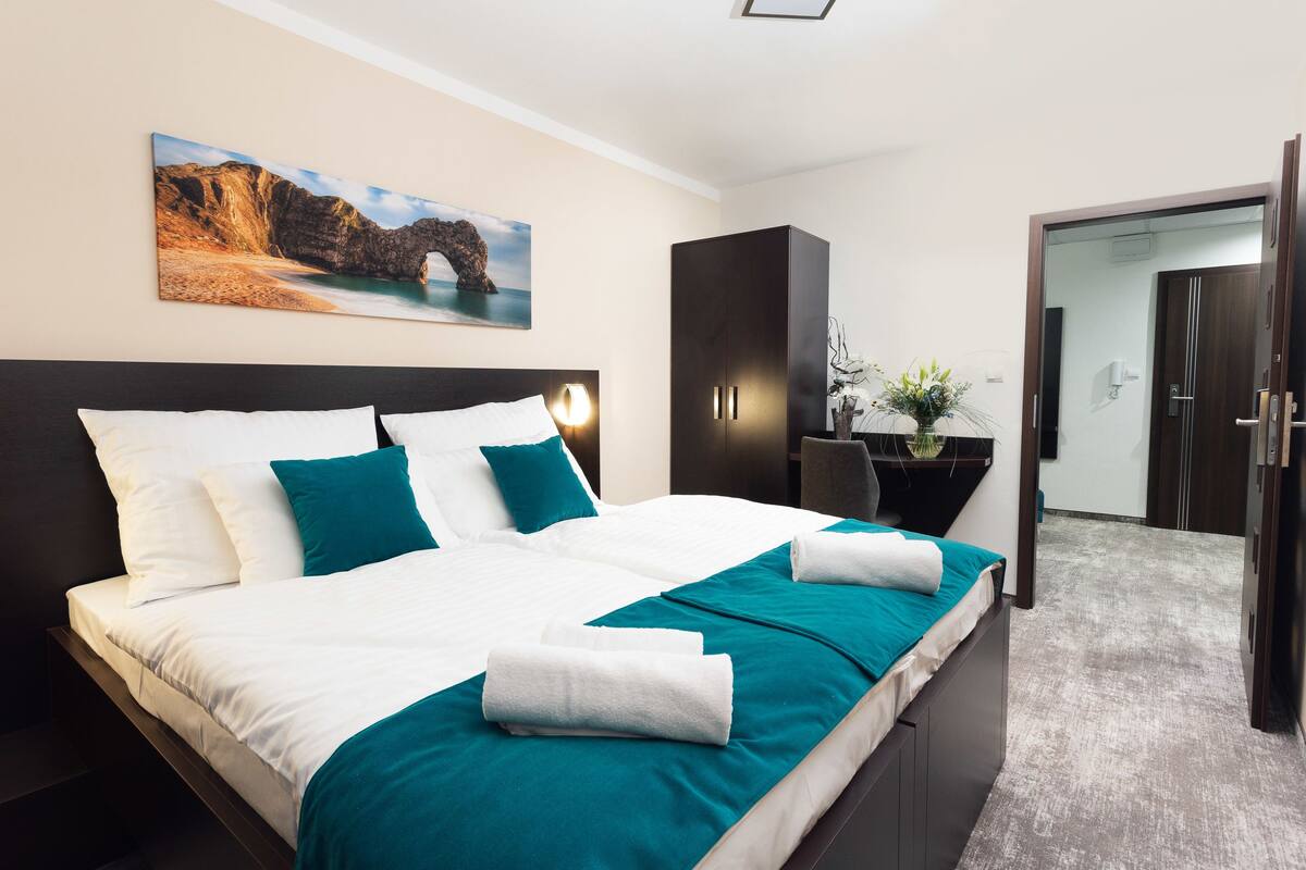 1 bedroom, select comfort beds, in-room safe, desk