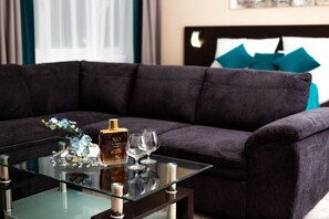 Deluxe tweepersoonskamer | Select Comfort-bedden, een kluis op de kamer, een bureau