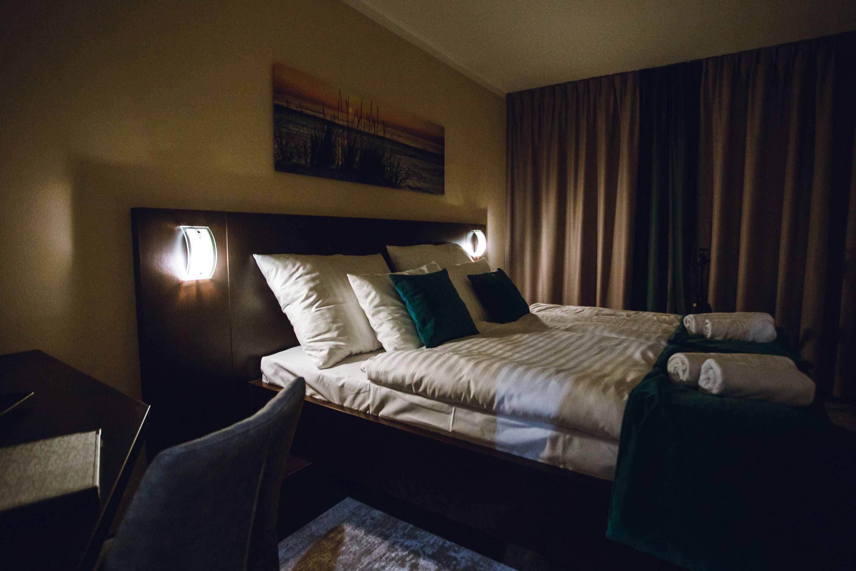 Ein Hotelzimmer mit einem Bett, einem Schreibtisch und einem Sessel.