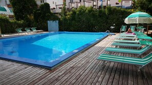 Seasonal outdoor pool, sun loungers - Hotel MaxiHeron (Jesolo)