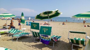 Privatstrand, Liegestühle, Sonnenschirme, Volleyball