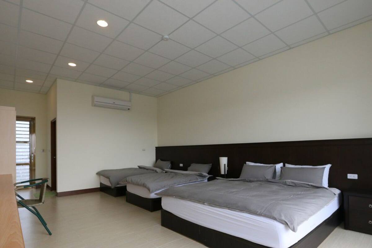Habitación cuádruple básica, varias camas, para no fumadores | Escritorio y wifi gratis