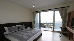 Habitación básica con 2 camas individuales, 1 cama King size, para no fumadores | Escritorio y wifi gratis