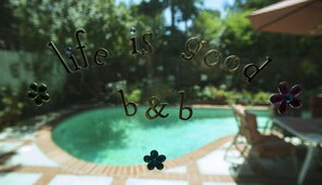 Ein Fenster aus Glas mit dem Schriftzug "life is good" und dekorativen Elementen.