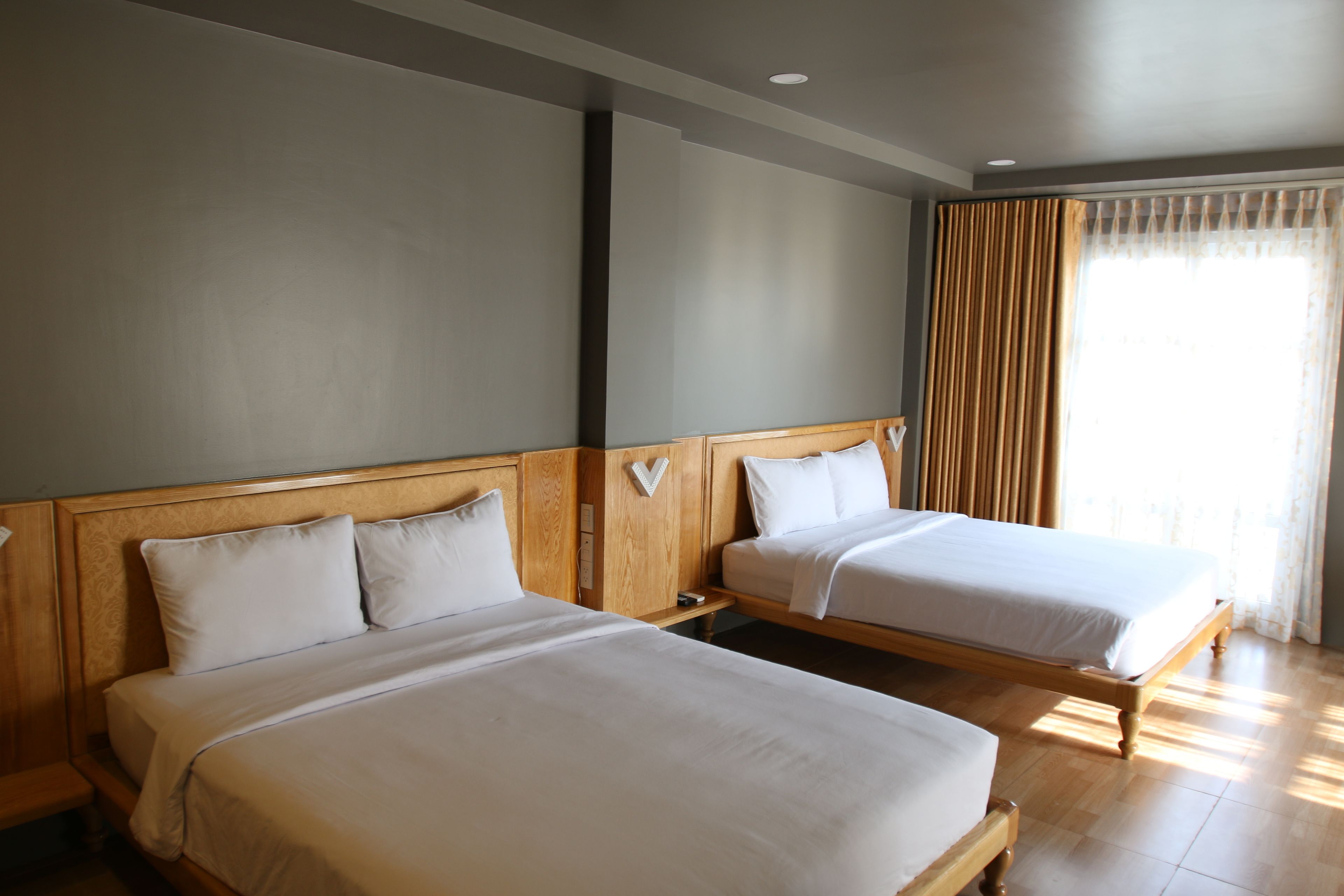   双床房 | 迷你吧、客房内保险箱、办公桌、隔音