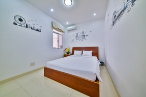 Apartamento Confort, 2 habitaciones, no fumadores, vistas a la ciudad | Minibar, caja fuerte, escritorio y sistema de insonorización