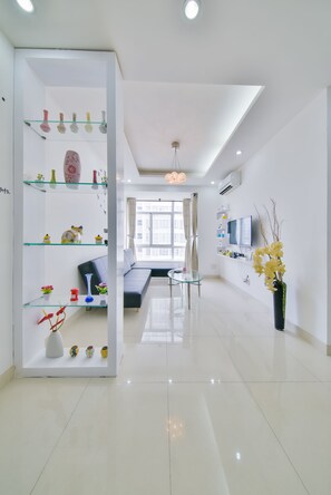 Apartamento conforto, 2 quartos, para não fumantes, vista para a cidade | Área de estar | TV de tela plana 32 polegadas com canais a cabo, TV