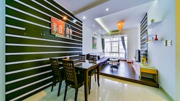 家庭公寓, 2 间卧室, 城市景观, 副楼 | 迷你吧、客房内保险箱、办公桌、隔音