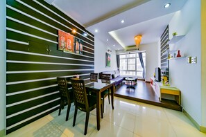 Apartamento familiar, 2 habitaciones, vistas a la ciudad, en edificio anexo | Minibar, caja fuerte, escritorio y sistema de insonorización