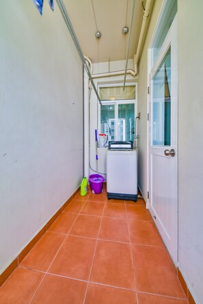 Apartemen Comfort, 2 kamar tidur, Bebas Asap Rokok, pemandangan kota | Teras/patio