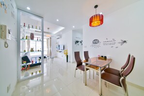 Comfort-Apartment, 2 Schlafzimmer, Nichtraucher, Stadtblick | Wohnbereich | 32-Zoll-Flachbildfernseher mit Kabelempfang, Fernseher