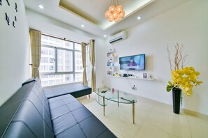 Comfort-Apartment, 2 Schlafzimmer, Nichtraucher, Stadtblick | Wohnbereich | 32-Zoll-Flachbildfernseher mit Kabelempfang, Fernseher