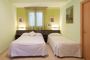 Triple Room - Hostal de la Vila (Olot)