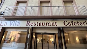 Een gebouw met een restaurant en café op de begane grond.