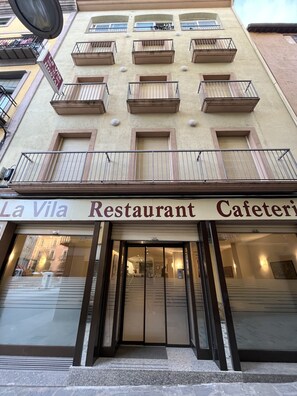 Exterior - Hostal de la Vila (Olot)