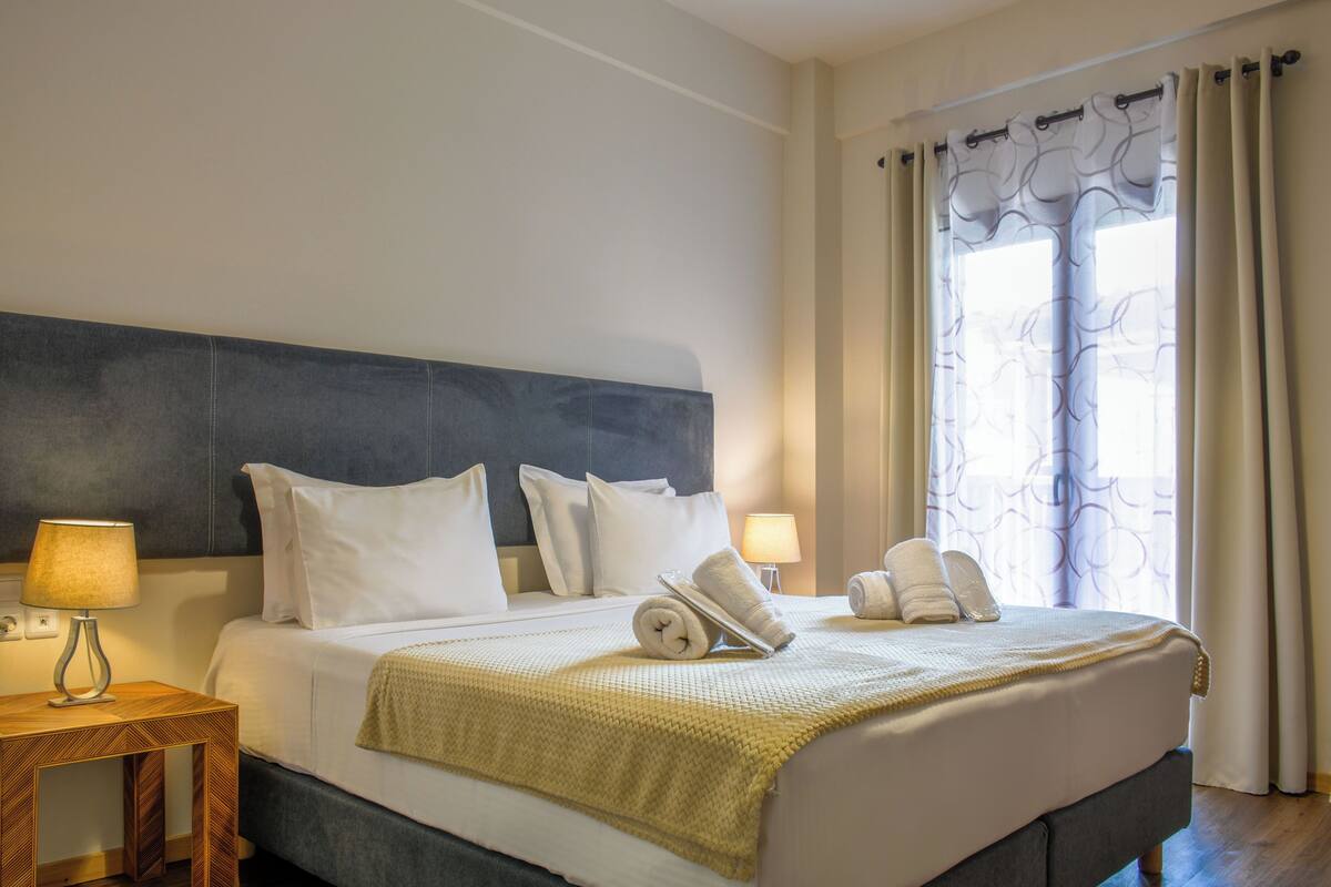 Superior Double Room, Pool View | Soundproofing, iron/ironing board (on request), WiFi (free), bed sheets