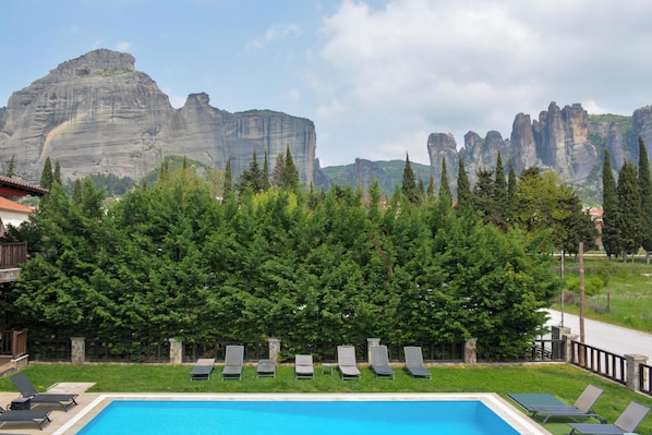 Junior Suite (Panoramic Meteora view) | Balcony view