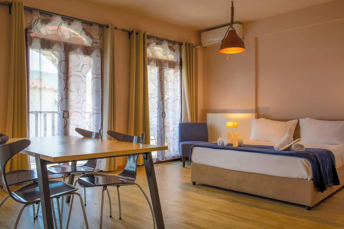 Deluxe Suite (Street view) | Soundproofing, iron/ironing board (on request), WiFi (free), bed sheets