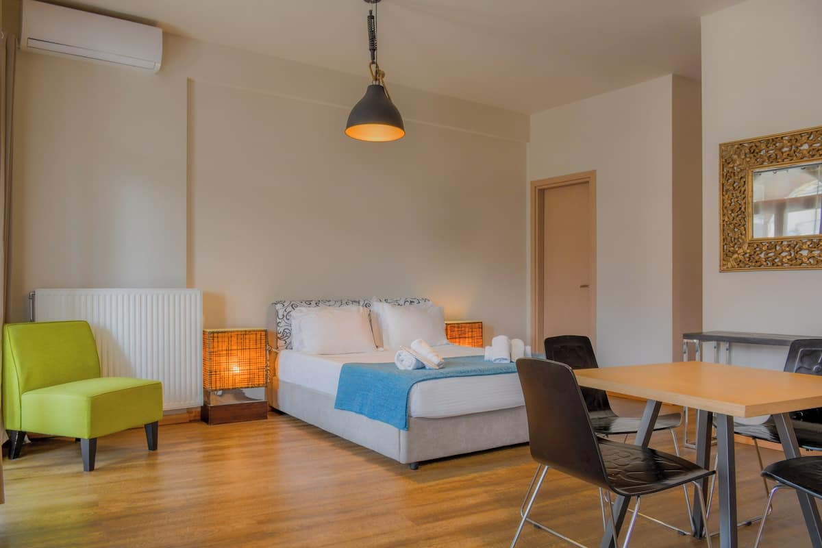 Deluxe Suite (Ground floor Street view) | Soundproofing, iron/ironing board (on request), WiFi (free), bed sheets