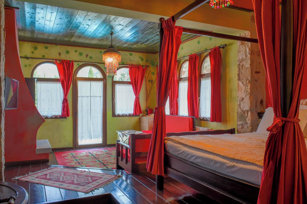 Junior Suite (Panoramic Meteora view) | Soundproofing, iron/ironing board (on request), WiFi (free), bed sheets
