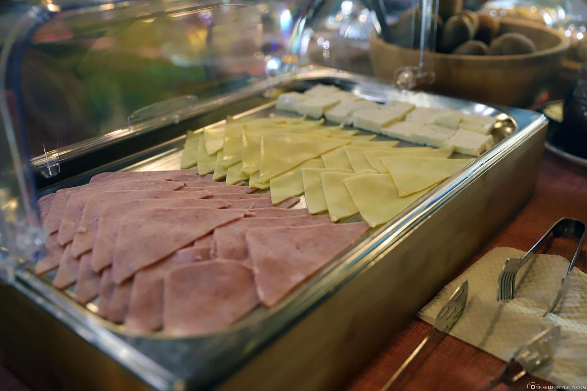 Un bufé con jamón y queso en rodajas.