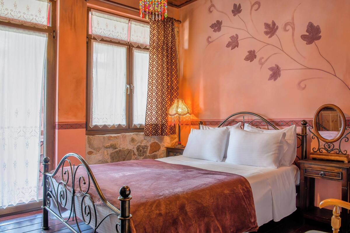Double Room (Street view) | Soundproofing, iron/ironing board (on request), WiFi (free), bed sheets