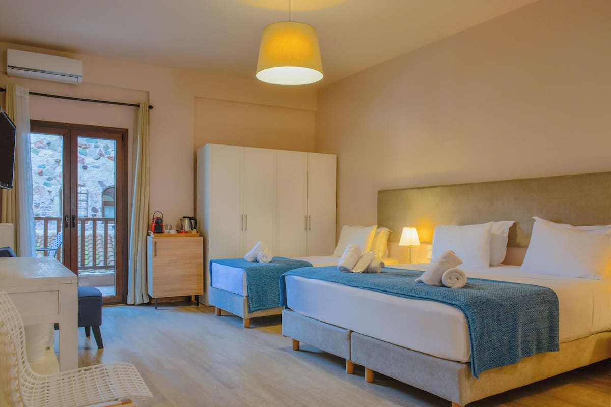 Superior Triple Room (Partial Meteora View) | Soundproofing, iron/ironing board (on request), WiFi (free), bed sheets