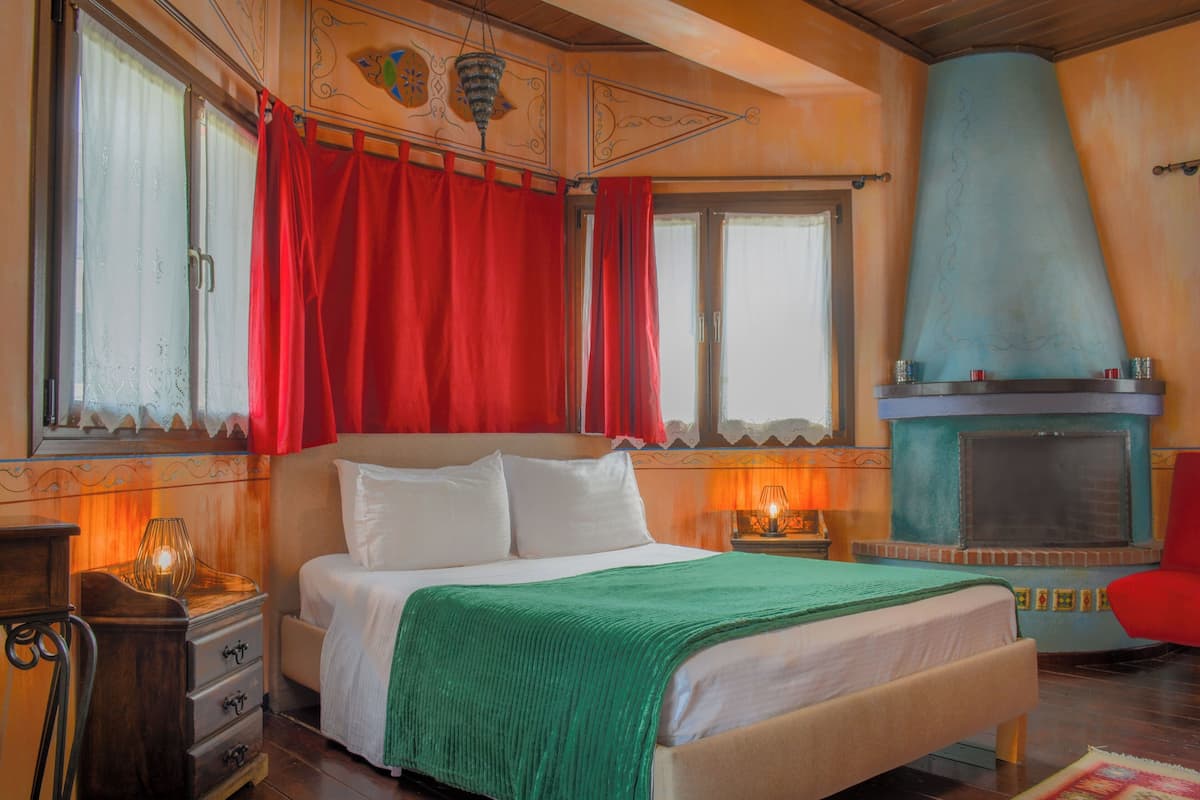 Double Room (Meteora view) | Soundproofing, iron/ironing board (on request), WiFi (free), bed sheets