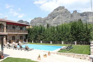 Seasonal outdoor pool, sun loungers - Guesthouse Monastiri (Kalabaka)