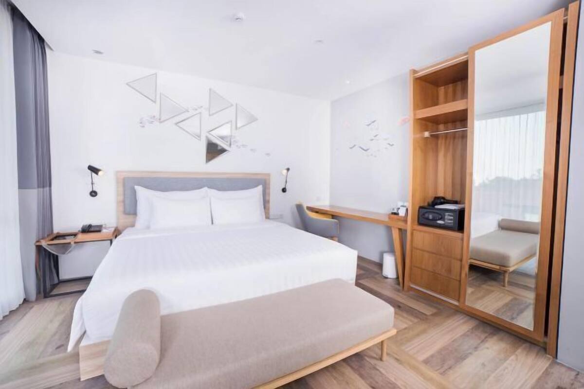 In-room safe, WiFi (free), bed sheets