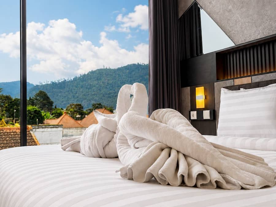 Cofres nos quartos, Wi-Fi de cortesia, roupa de cama