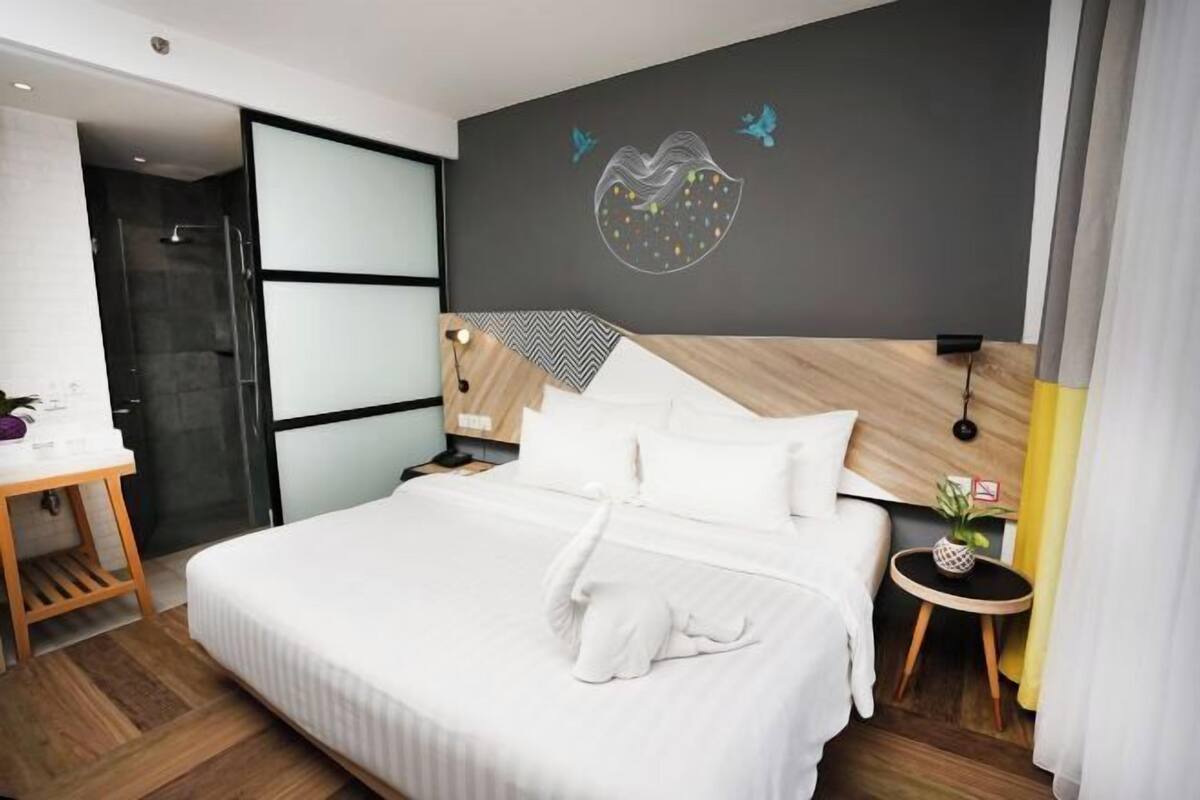 In-room safe, WiFi (free), bed sheets