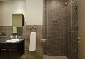 Superior Apartment, 2 Bedrooms, Non Smoking | Bathroom | Separate bathtub and shower, rainfall showerhead, free toiletries - 701 30 Degrees (eMdloti)