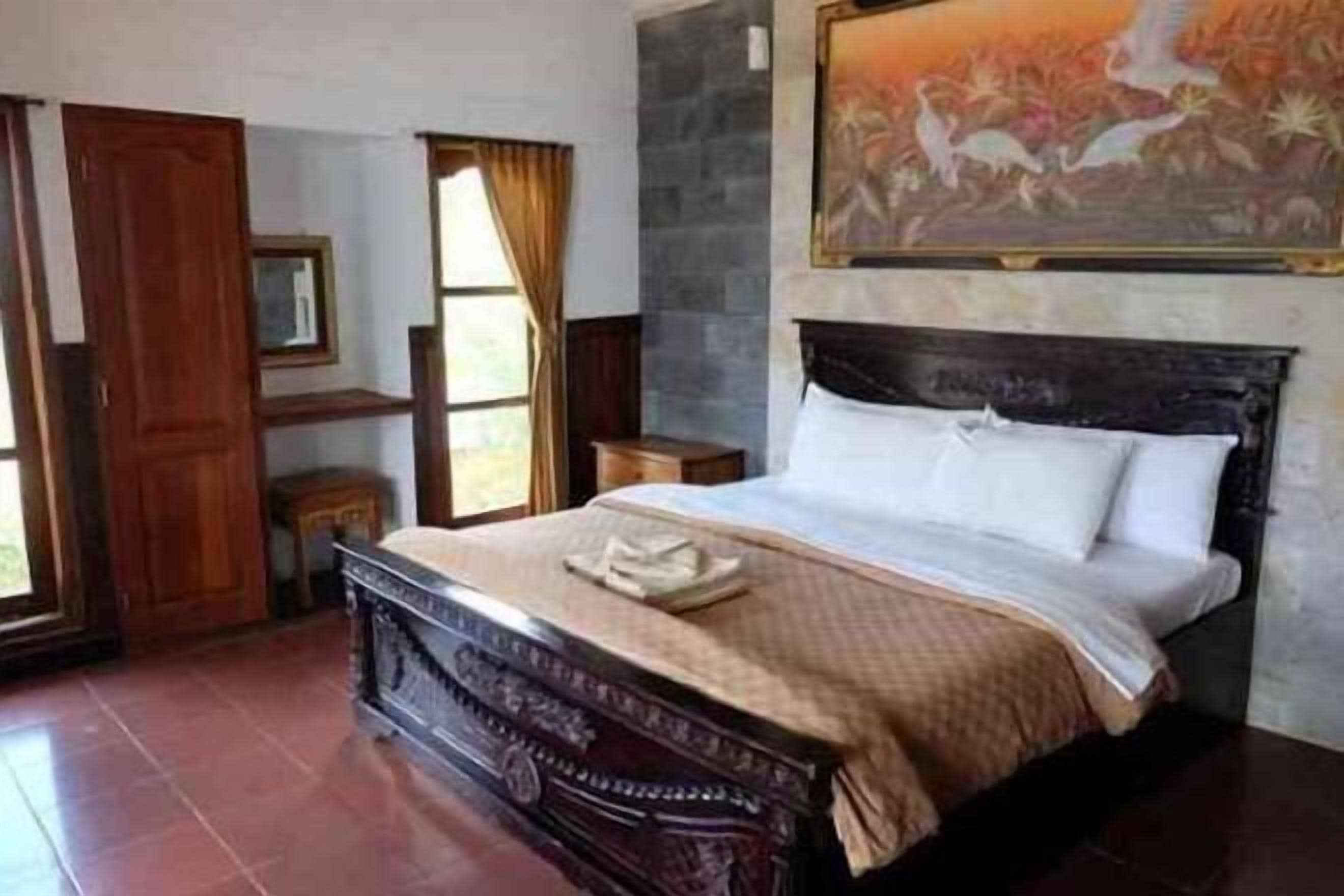 Escritorio, wifi gratis y ropa de cama 