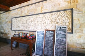 Interior entrance - Puri Nusa Beach Hotel (Lembongan Island)