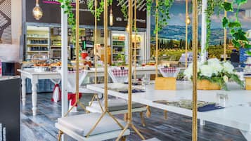 Desayuno de autoservicio diario (EUR 15 por persona)