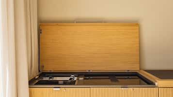 Un mueble de madera con un televisor de pantalla plana, un enchufe y un estante pequeño.