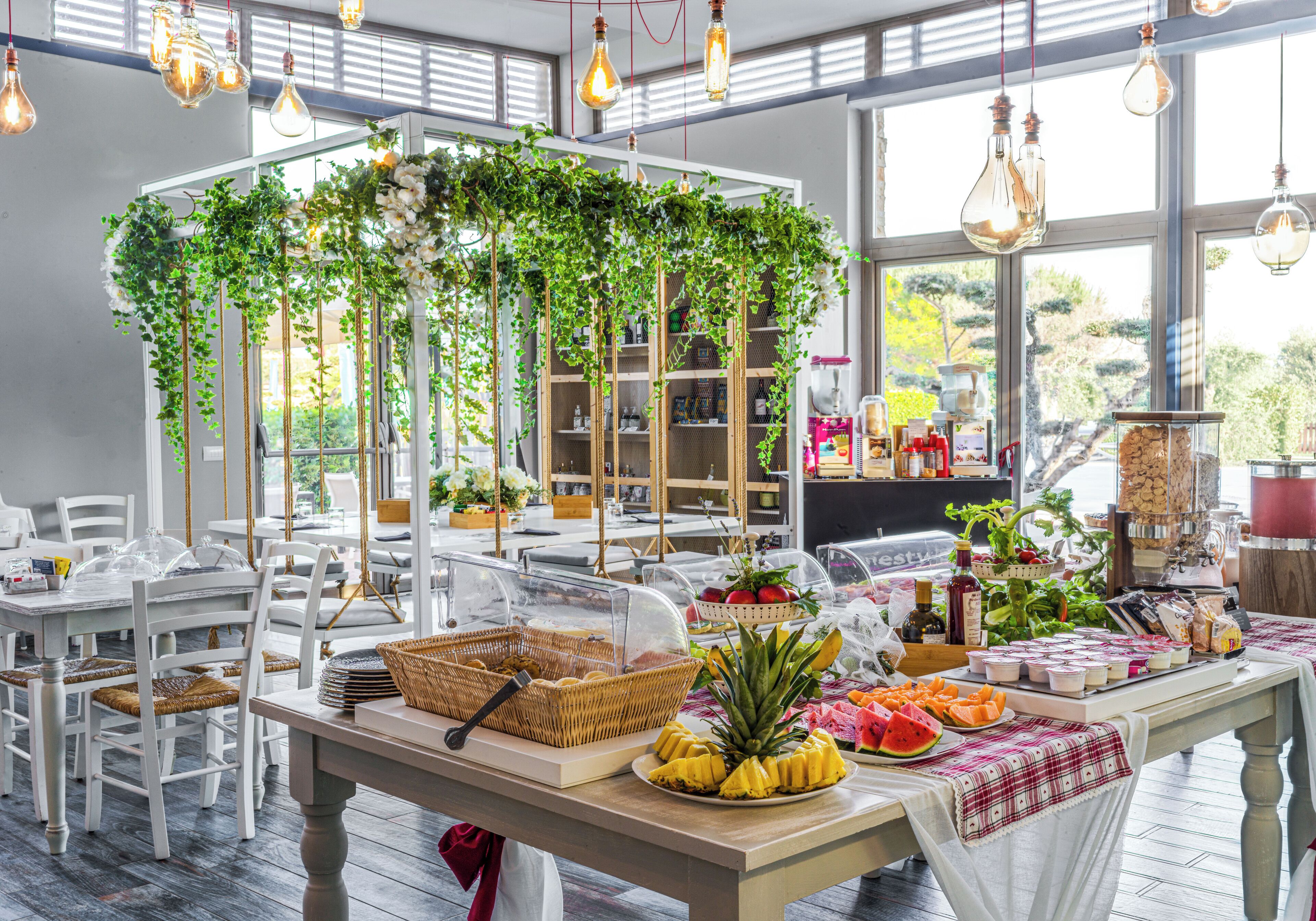 每日供应自助早餐（每人 EUR 15）