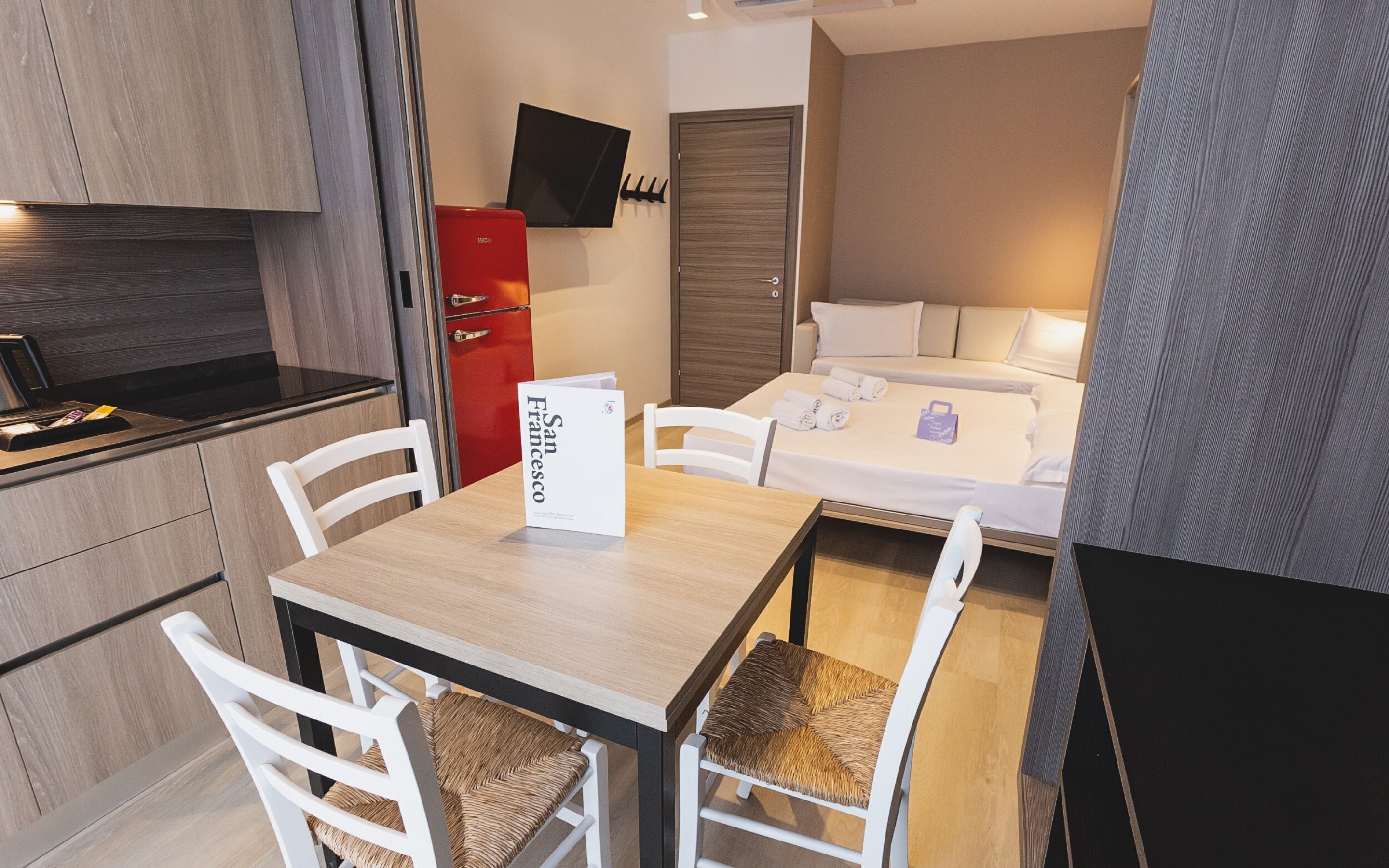 Een kluis op de kamer, een bureau, gratis wifi, beddengoed