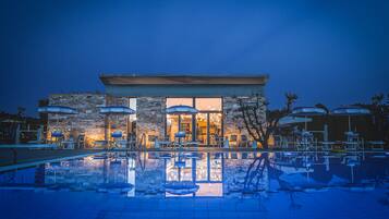 Overnatningsstedets facade – aften/nat