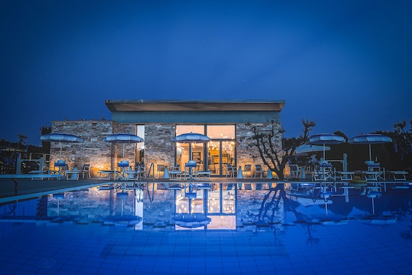 Fachada da propriedade à noite